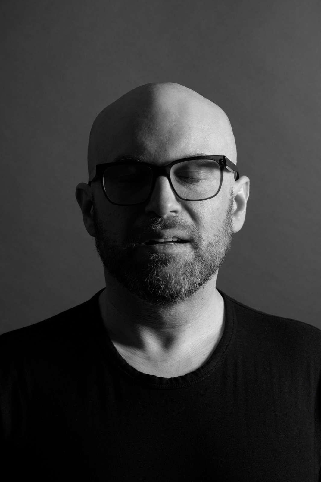 Schwarzweißporträt von Peter Paul Beck mit Brille und geschlossenen Augen