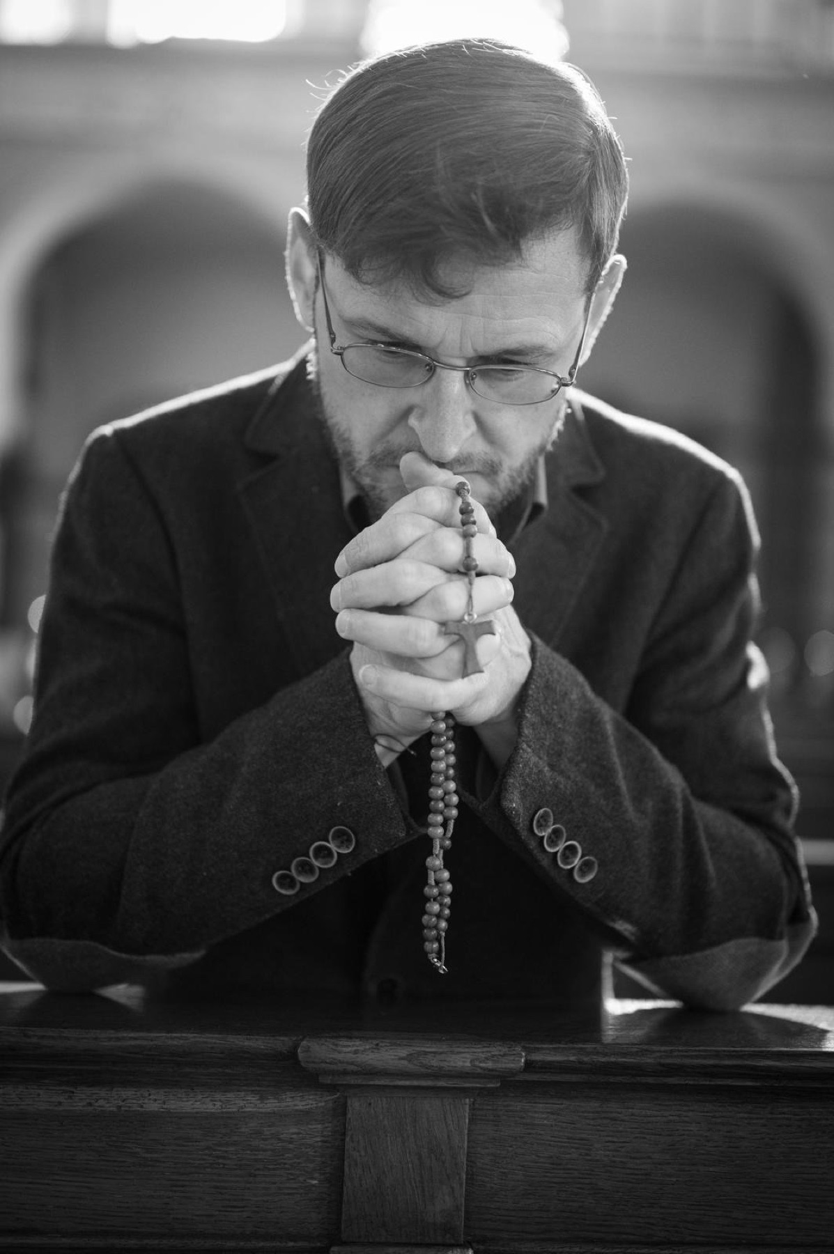 Alexander Schwab als Firlinger beim Gebet
