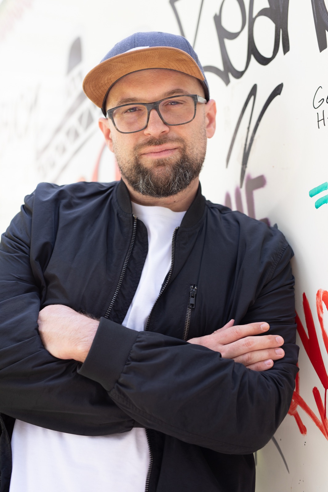 Peter Paul Beck vor einer Graffitiwand