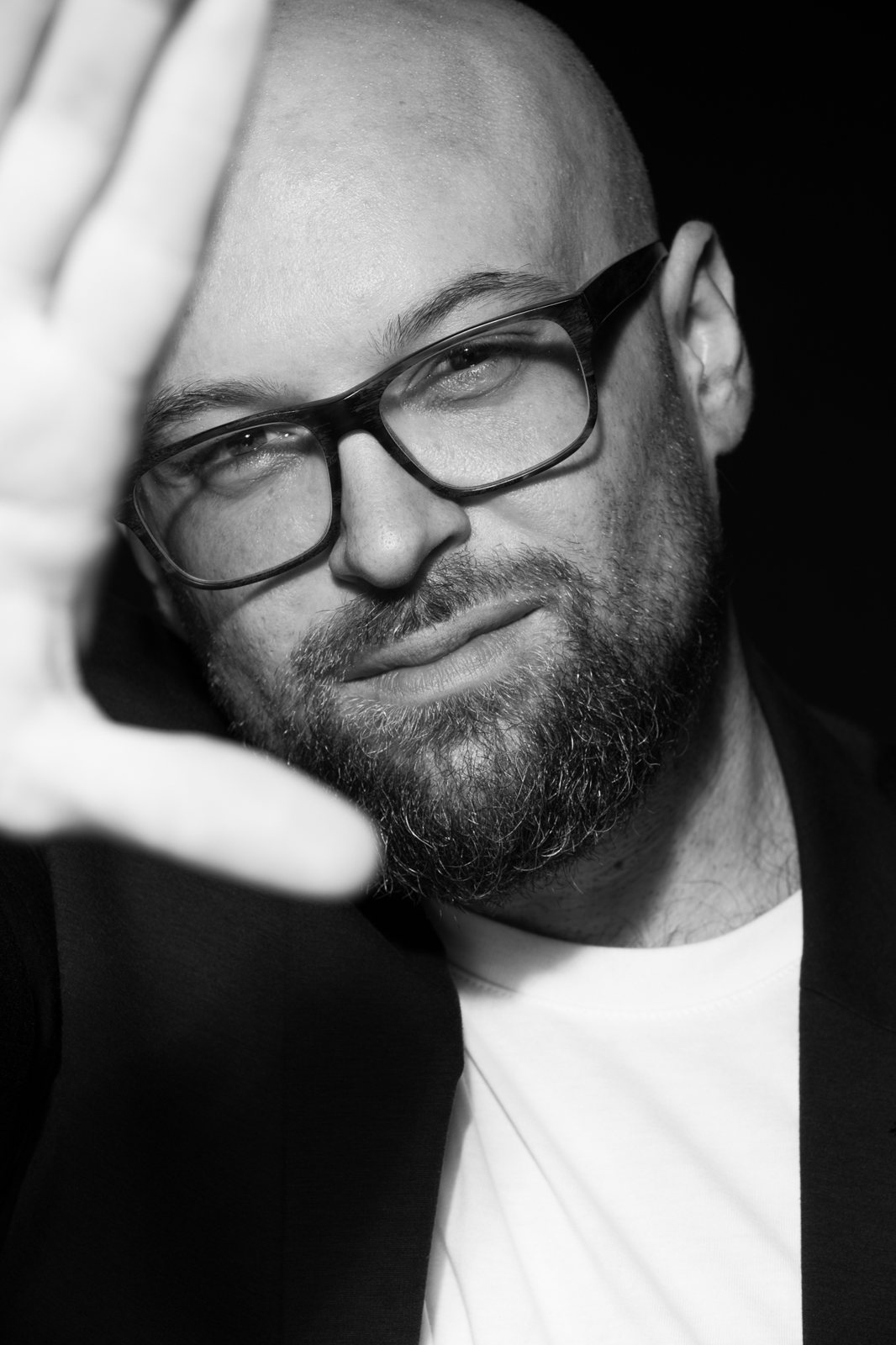 Peter Paul Beck, Porträt in Schwarzweiß, eine Hand vor der Kamera