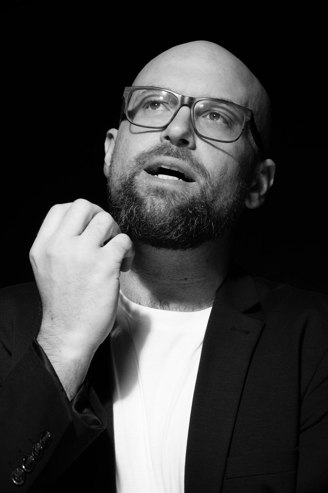 Peter Paul Beck spricht, Porträt in Schwarzweiß