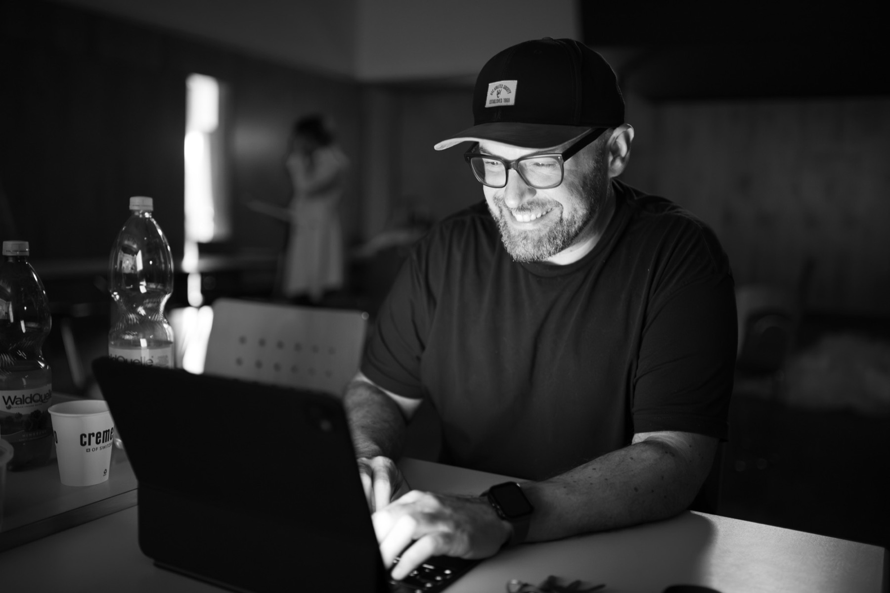 Peter Paul Beck bei der Arbeit, lachend