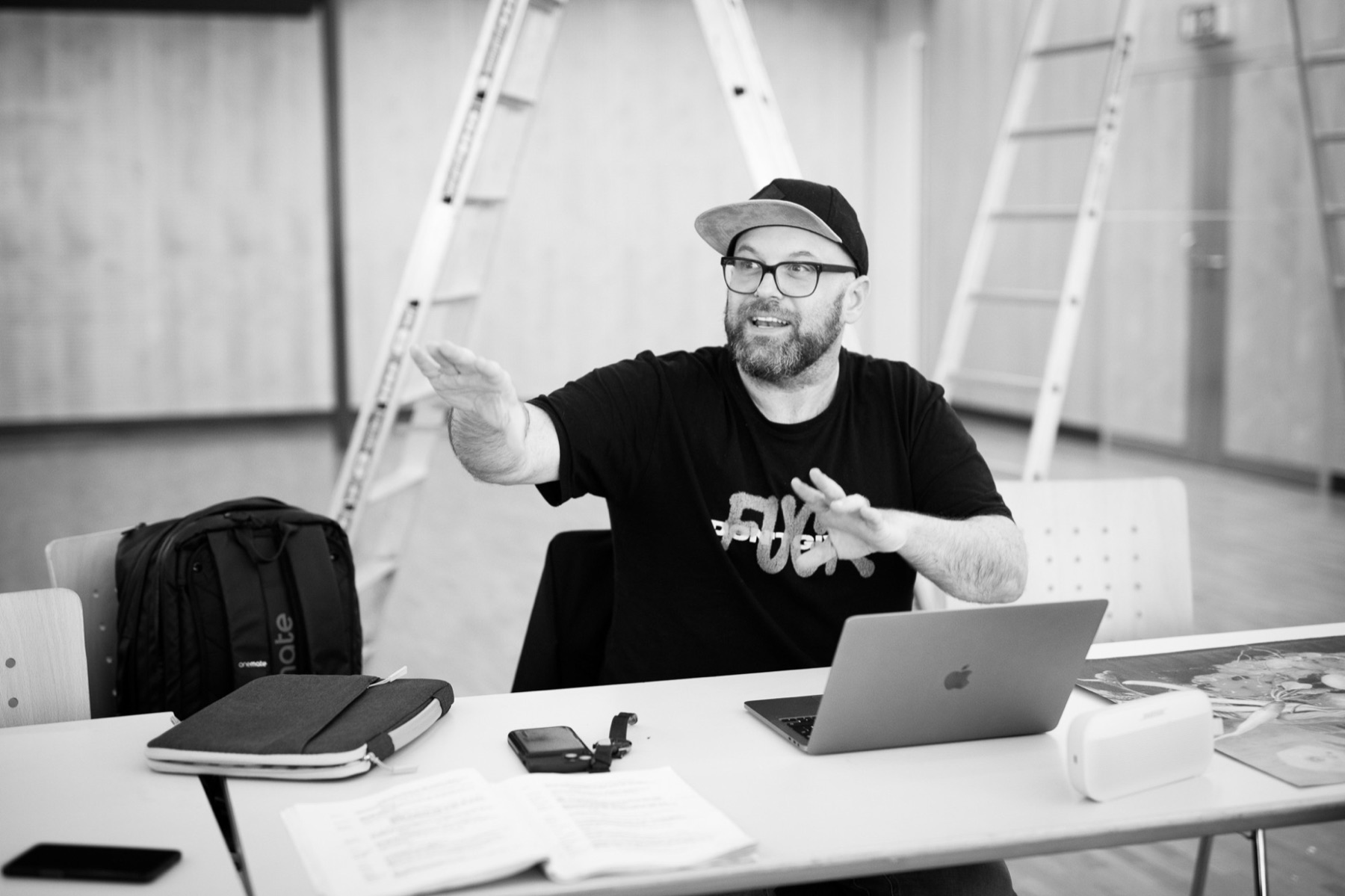 Peter Paul Beck erklärt bei einer Probe eine Szene