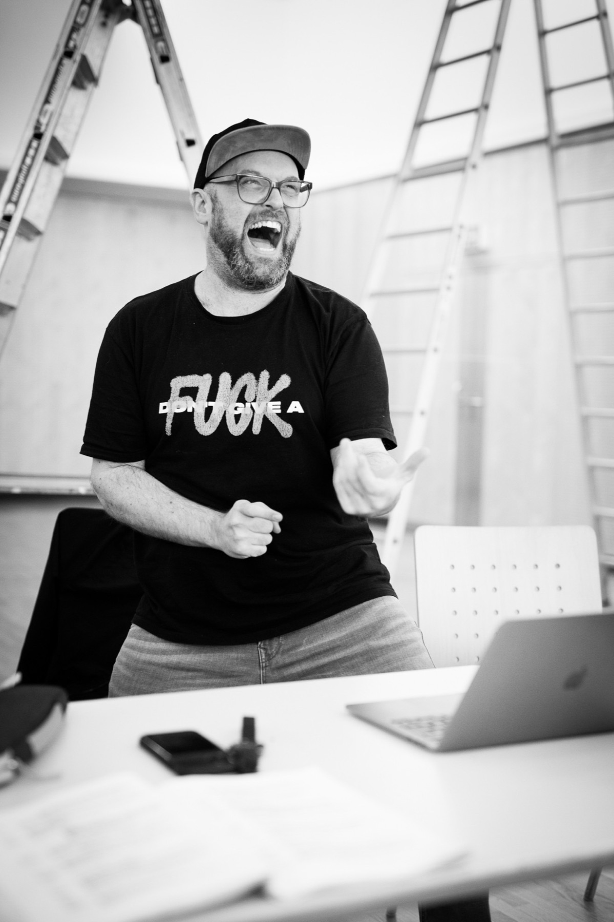 Peter Paul Beck lacht bei einer Probe
