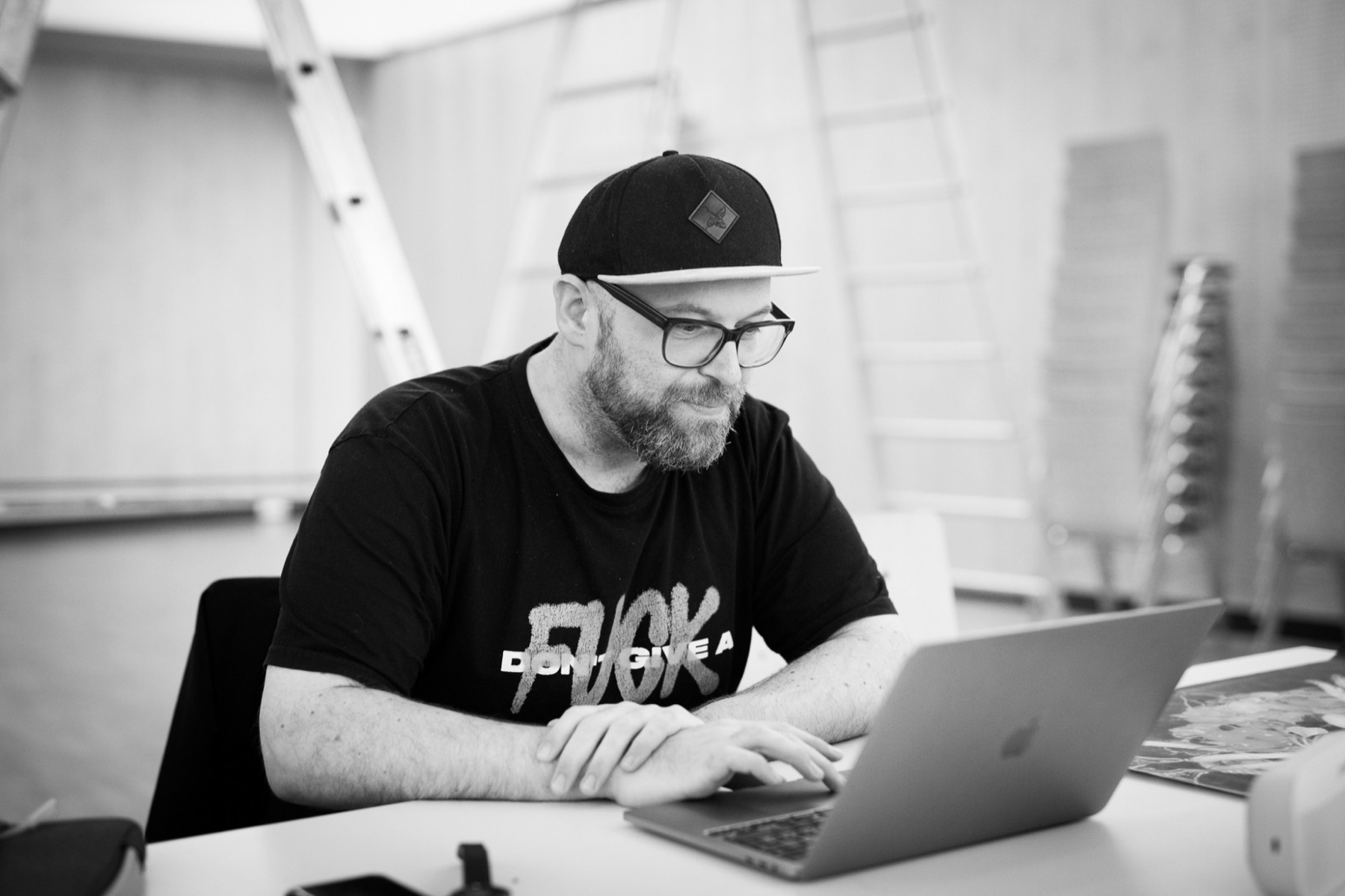 Peter Paul Beck bei der Probenarbeit am Laptop